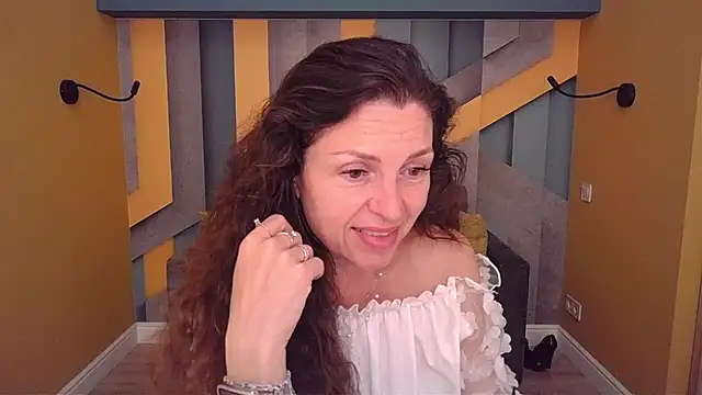 EllaLong online show from May 22, 11:30 am