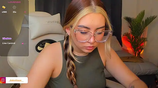dakottaa  online show from April 30, 1:11 am