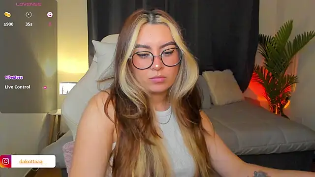 dakottaa  online show from May 25, 11:37 pm