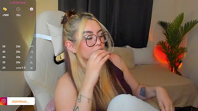 dakottaa  online show from May 27, 1:57 am