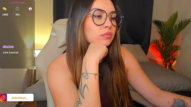 dakottaa  online show from March 27, 11:38 pm