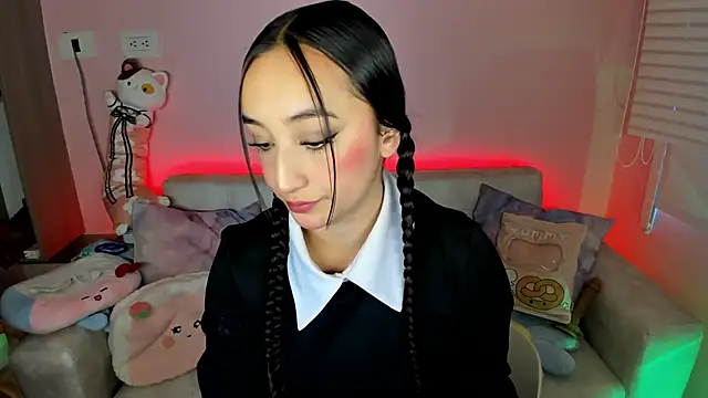 tinysara online show from May 17, 4:39 pm