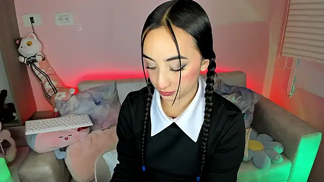 tinysara online show from May 9, 4:42 pm