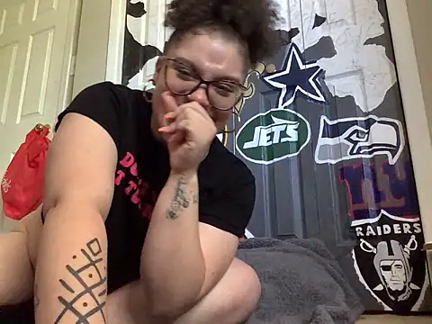 QueenNuttCollector online show from May 12, 4:46 pm