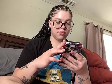 QueenNuttCollector online show from May 22, 4:16 pm