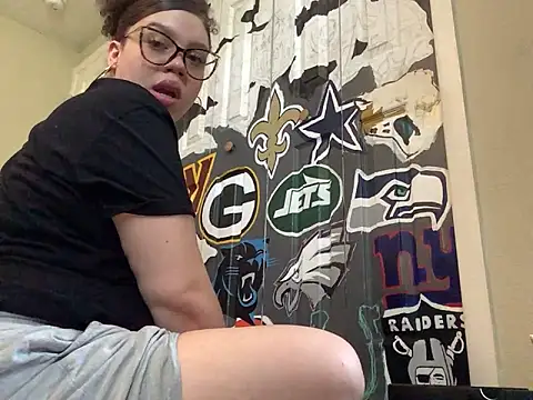 QueenNuttCollector online show from May 13, 8:47 pm