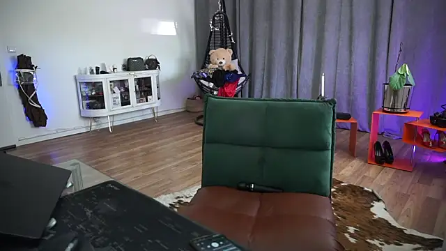 LaraPunkt online show from April 8, 8:16 am