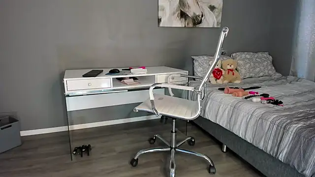 Hotbeebee online show from April 20, 6:55 pm