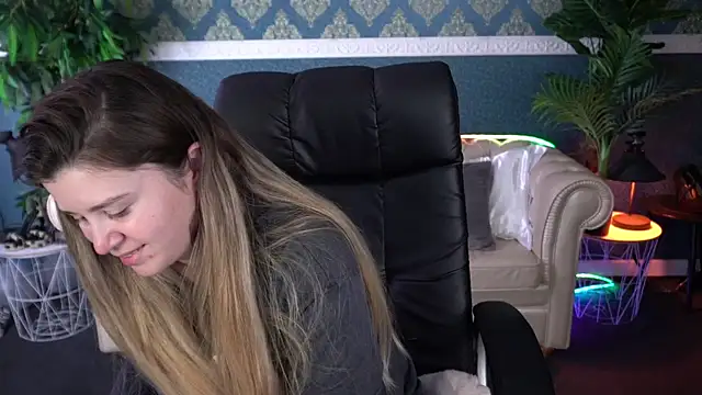 AmellyMilly online show from April 3, 1:42 pm