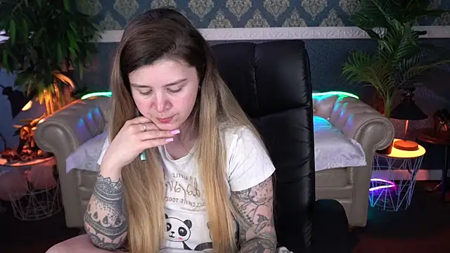 AmellyMilly online show from April 2, 1:41 pm