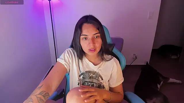 Emily Nicole online show from May 15, 2:05 am
