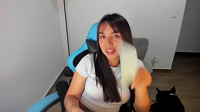 Emily Nicole online show from May 24, 1:37 am