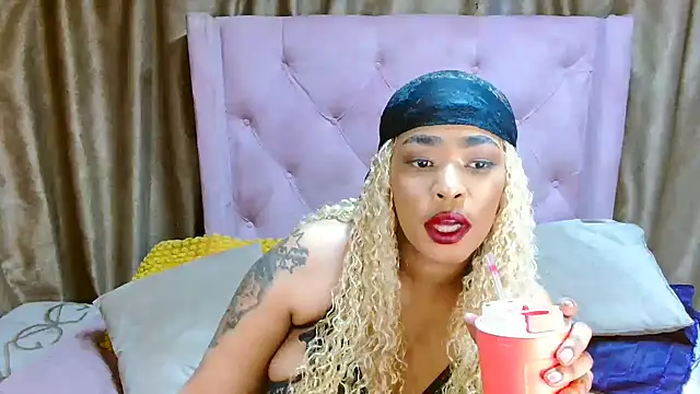 Snapshot of AFRICANGODDESSXXX chatting on September 27, 9:33 pm AFRICANGODDESSXXX online show from September 27, 9:33 pm