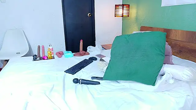 dannaahbrown online show from December 19, 8:01 pm