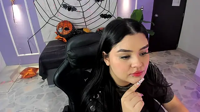 martinasaez online show from October 15, 8:33 pm