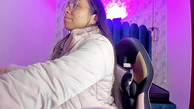 nalalye cruzz  online show from December 18, 2:38 am