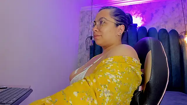 nalalye cruzz  online show from November 17, 6:14 am