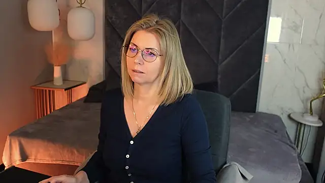 Annie Light online show from December 23, 5:55 am