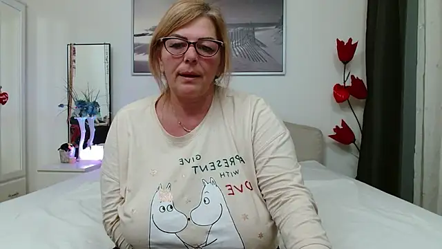 YulliaMilf online show from February 3, 6:45 pm