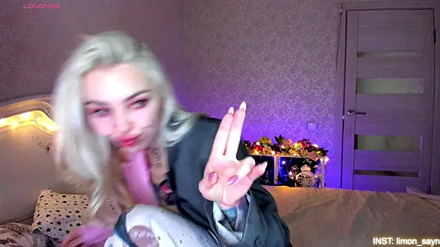 LillyMoure  online show from May 20, 11:57 pm