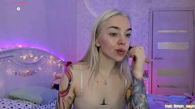 LillyMoure  online show from October 20, 1:08 am