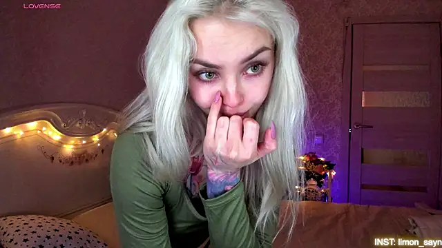 LillyMoure  online show from May 17, 12:10 am