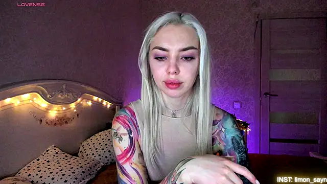 LillyMoure  online show from May 2, 11:52 pm