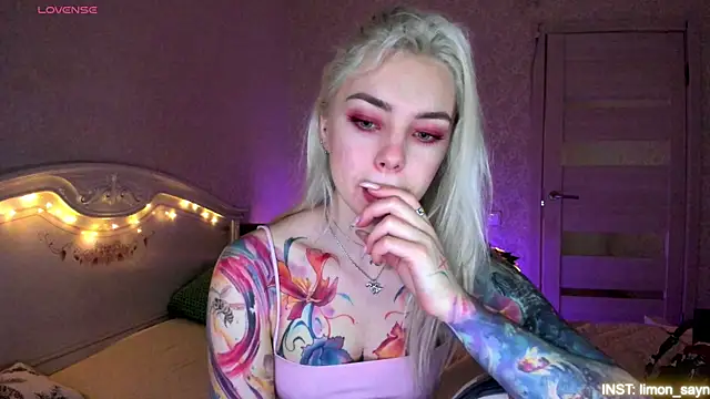 LillyMoure  online show from May 8, 12:14 am