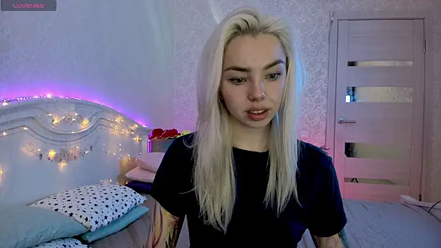 LillyMoure  online show from October 7, 12:15 am