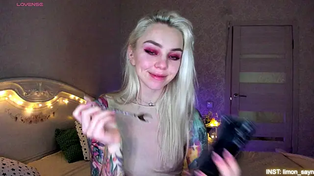 LillyMoure  online show from May 29, 11:36 pm