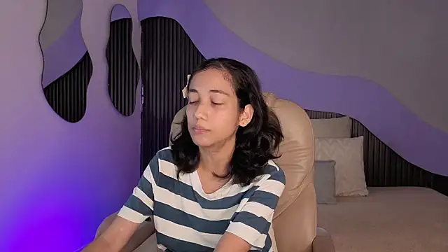 hot little bunny online show from April 8, 9:39 pm