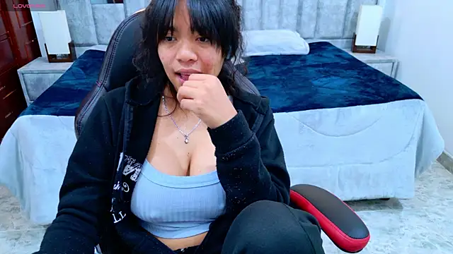 laureentt  online show from February 5, 7:22 am