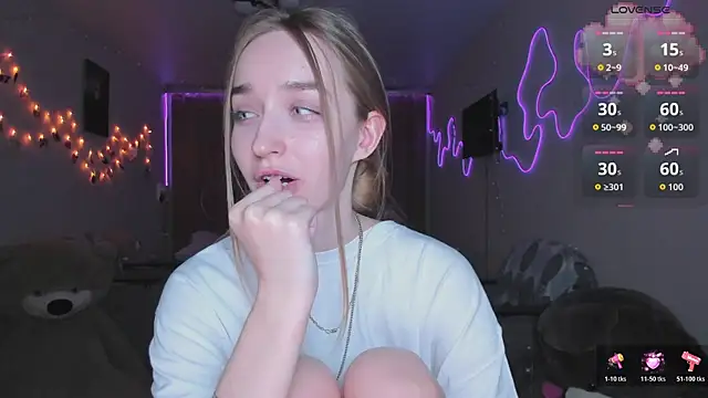 MoonDust online show from March 25, 4:54 pm