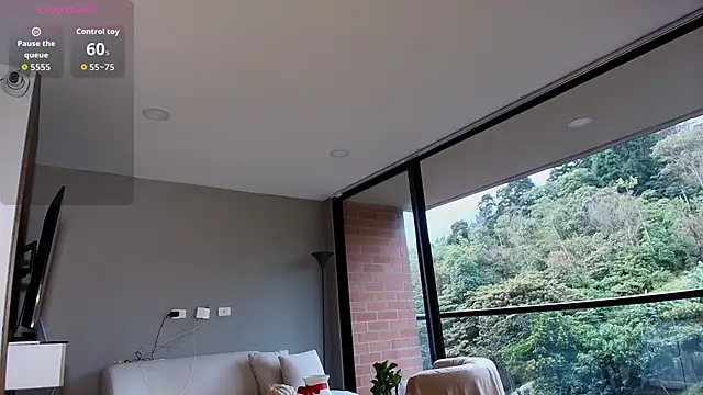 Helenbronwx online show from November 25, 10:10 pm