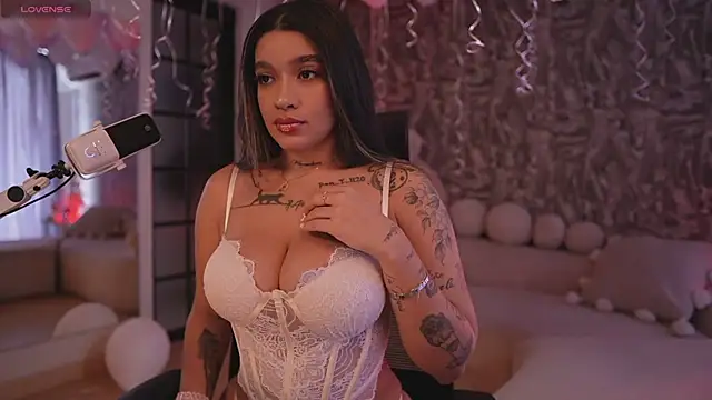 HannahW  online show from October 10, 8:25 pm