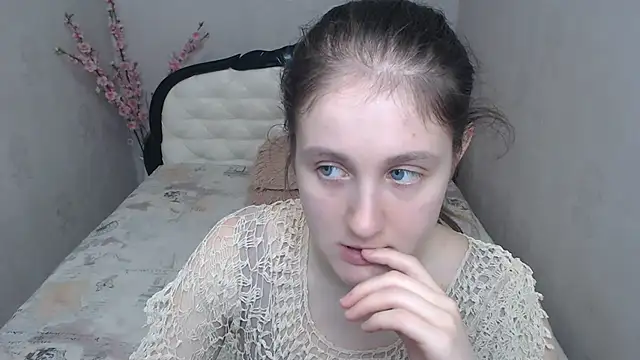 Holliy Cooper online show from April 1, 8:59 am