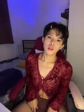 Plaxtique online show from April 3, 6:28 pm