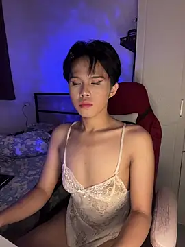 Plaxtique online show from April 4, 6:29 pm