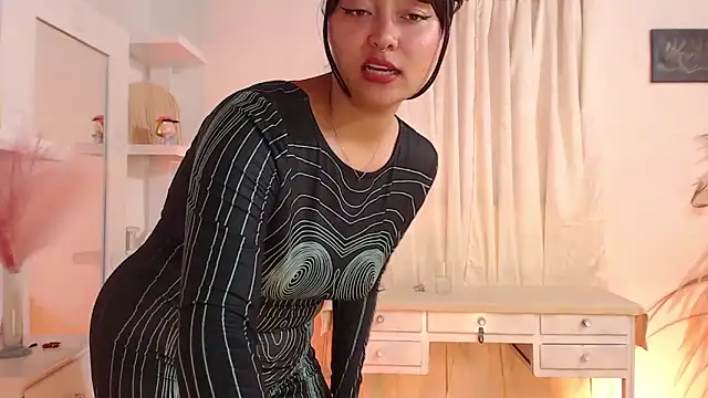 Kim  M online show from April 29, 5:30 pm